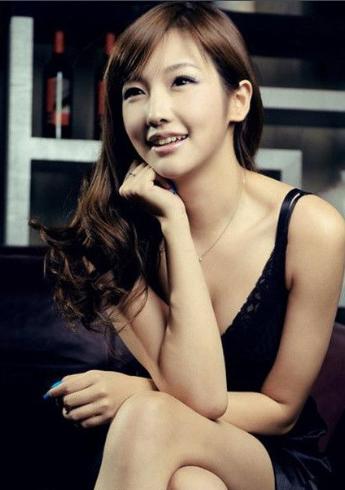 刘谦有几任老婆(刘谦称妻子只准他一个月外出应酬一两次)(2)