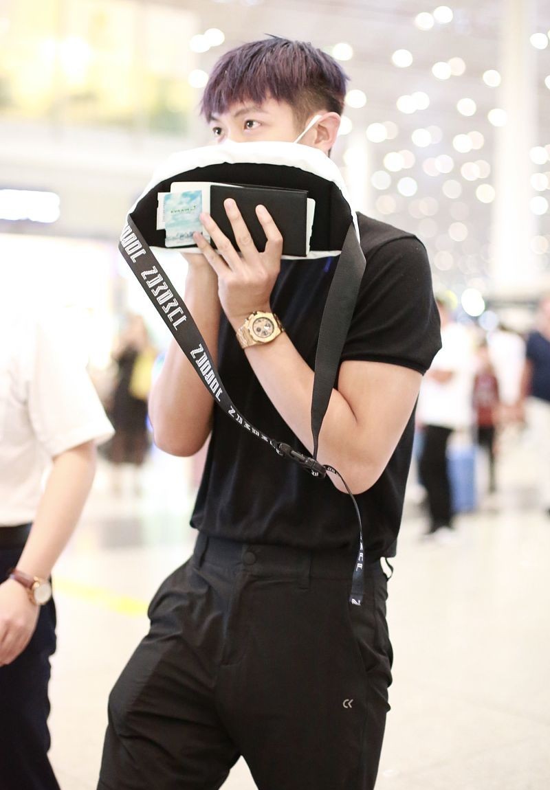 柯震东的发型叫什么(柯震东紫色发型秒变漫画男)