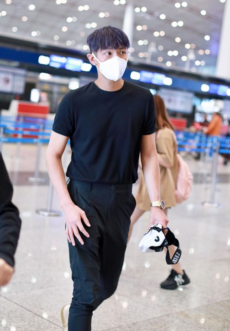 柯震东的发型叫什么(柯震东紫色发型秒变漫画男)