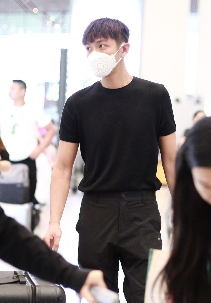 柯震东的发型叫什么(柯震东紫色发型秒变漫画男)