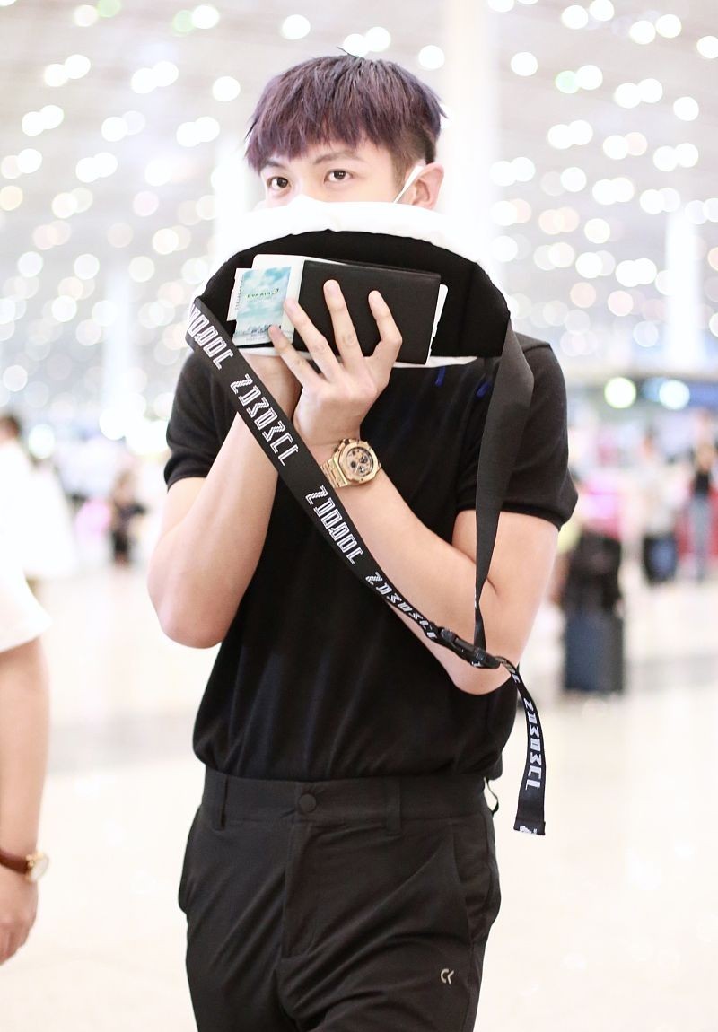 柯震东的发型叫什么(柯震东紫色发型秒变漫画男)