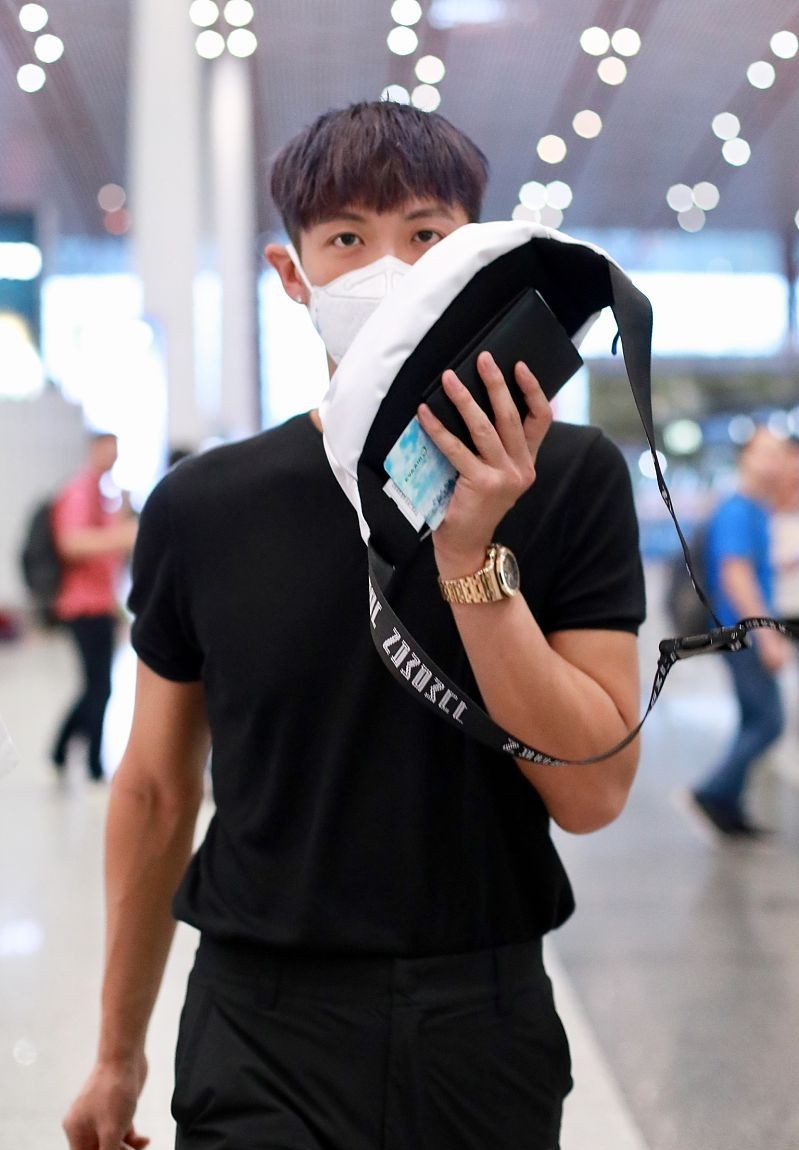 柯震东的发型叫什么(柯震东紫色发型秒变漫画男)