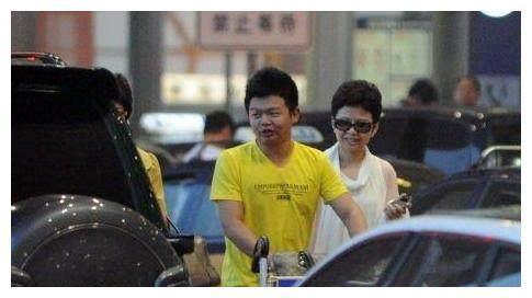 54岁董文华近照，半老徐娘风韵犹存，曾为民歌界“一姐”！