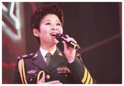 54岁董文华近照,半老徐娘风韵犹存,曾为民歌界“一姐”!