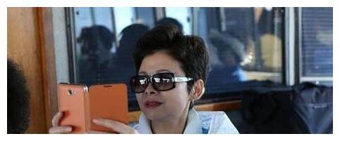 54岁董文华近照，半老徐娘风韵犹存，曾为民歌界“一姐”！