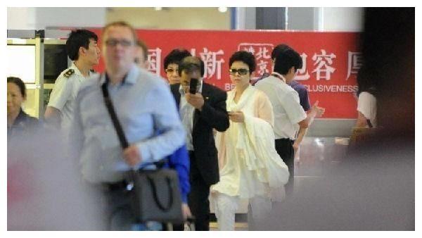 54岁董文华近照，半老徐娘风韵犹存，曾为民歌界“一姐”！