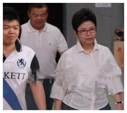 54岁董文华近照，半老徐娘风韵犹存，曾为民歌界“一姐”！