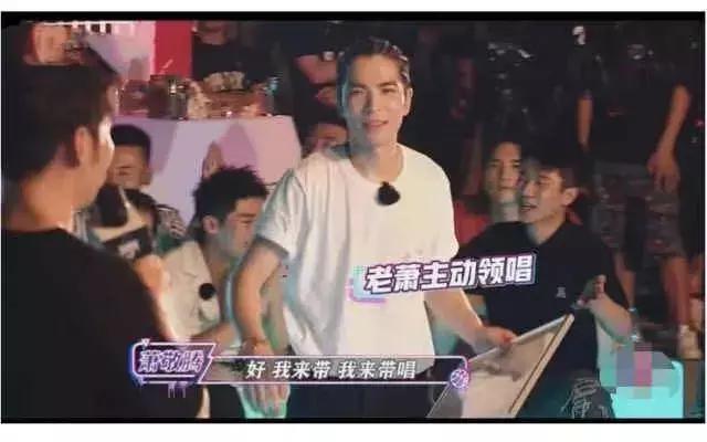 然而他接过话筒不到20秒,天空就开始出现异样