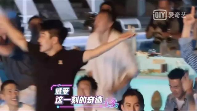 虽然天色黑暗,但透过灯光,我们可以看到雨在淅淅沥沥地下着