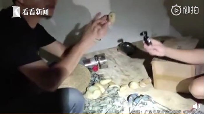 广东省韶关市翁源县男子到农舍发现3公尺长巨蟒在他床上 还散布着20颗蛇蛋