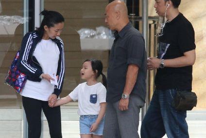 刘德华的女儿越来越漂亮了,年仅五岁就这么成熟老练