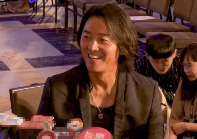 郑伊健回应总被路人偷拍:下次希望能用美颜p一下