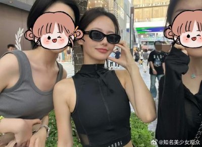 ​张嘉倪素颜现身街头被偶遇 与网友合照五官精致气质佳