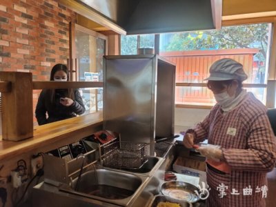 “卷”出来的“豪华”!探访宣威炭火烧饵块的“内里乾坤”