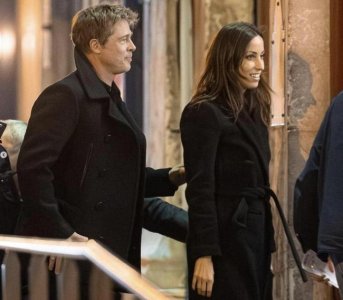 ​60岁布拉德皮特公开新恋情 与33岁女友庆生