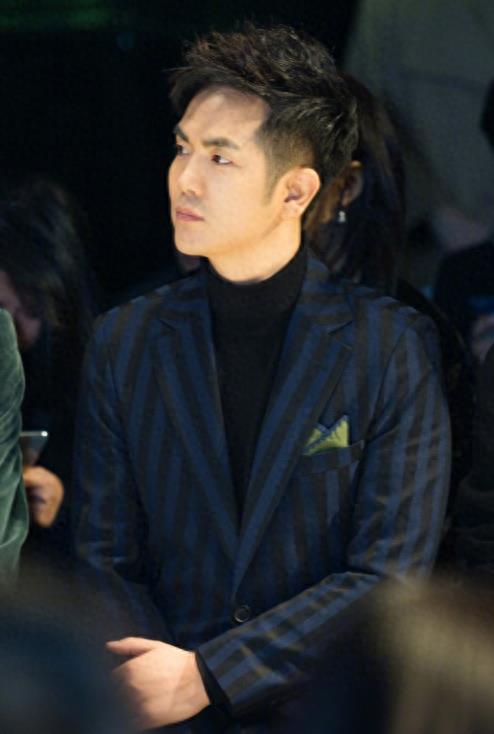 《甄嬛传》温实初,最帅的教授,老婆是剧中的她,42岁看起来像24