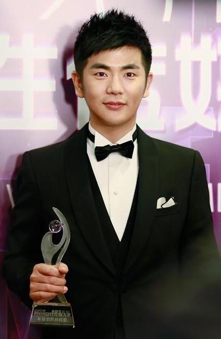 《甄嬛传》温实初,最帅的教授,老婆是剧中的她,42岁看起来像24