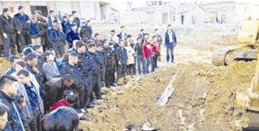 千年古墓走出活女尸 古墓百岁蛇王世界闻名