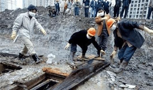 千年古墓走出活女尸 古墓百岁蛇王世界闻名