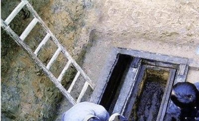 ​千年古墓走出活女尸 古墓百岁蛇王世界闻名