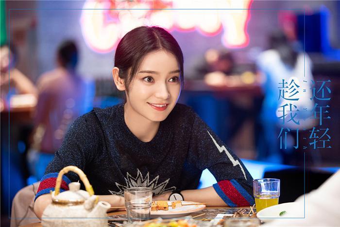 《趁我们还年轻》开播,五个主演四个都是嘉行艺人?杨幂干得漂亮