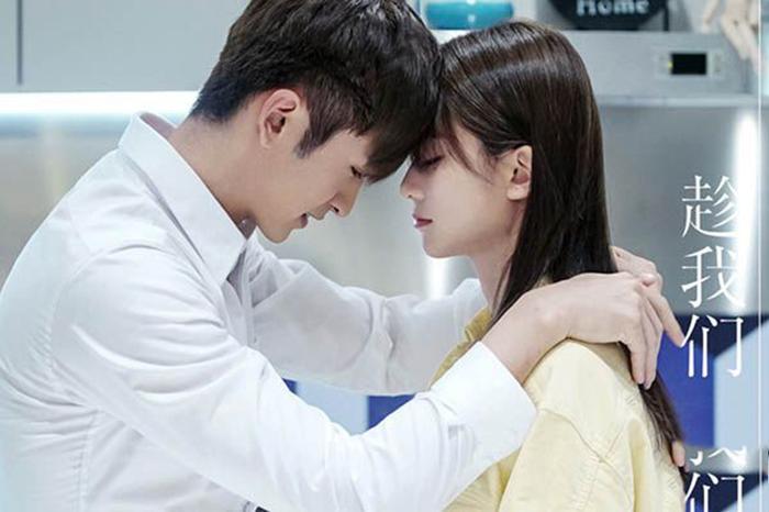 《趁我们还年轻》开播,五个主演四个都是嘉行艺人?杨幂干得漂亮