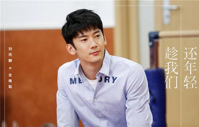 《趁我们还年轻》开播,五个主演四个都是嘉行艺人?杨幂干得漂亮