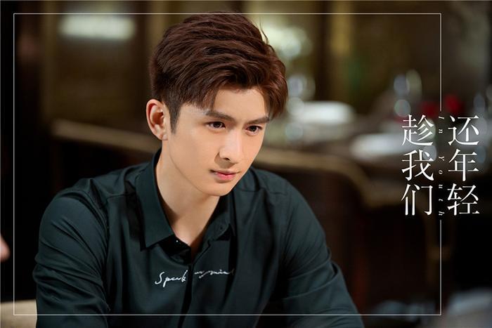 《趁我们还年轻》开播,五个主演四个都是嘉行艺人?杨幂干得漂亮