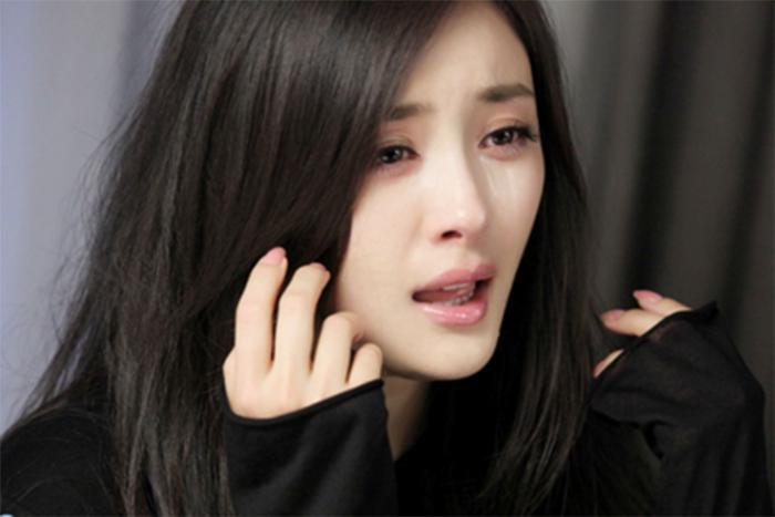 《趁我们还年轻》开播,五个主演四个都是嘉行艺人?杨幂干得漂亮