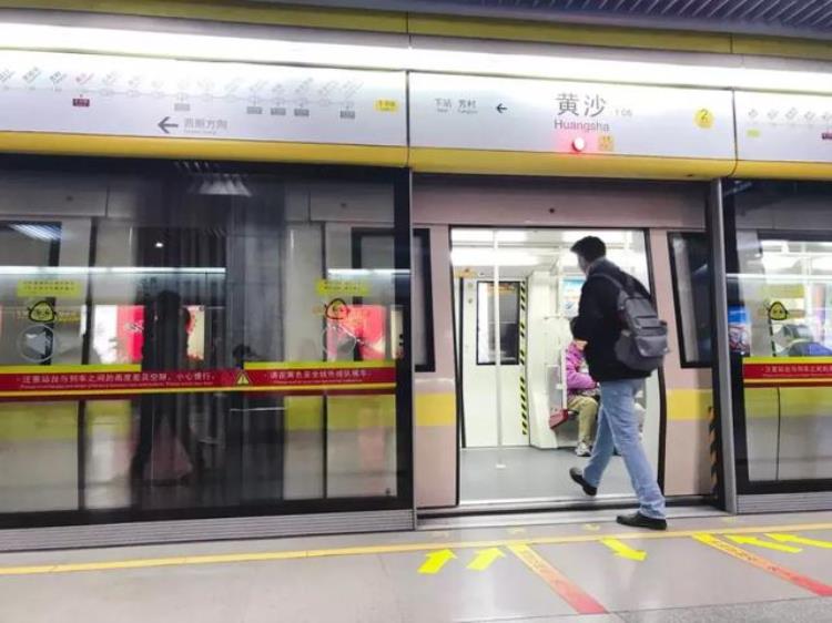 很多网友问广州地铁为什么那么挤人「很多网友问广州地铁为什么那么挤」