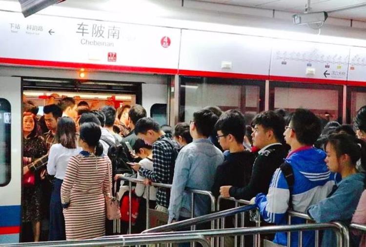 很多网友问广州地铁为什么那么挤人「很多网友问广州地铁为什么那么挤」
