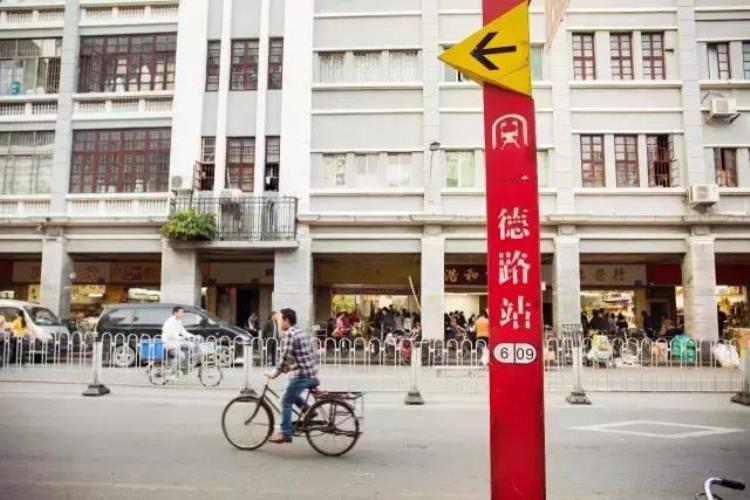 很多网友问广州地铁为什么那么挤人「很多网友问广州地铁为什么那么挤」