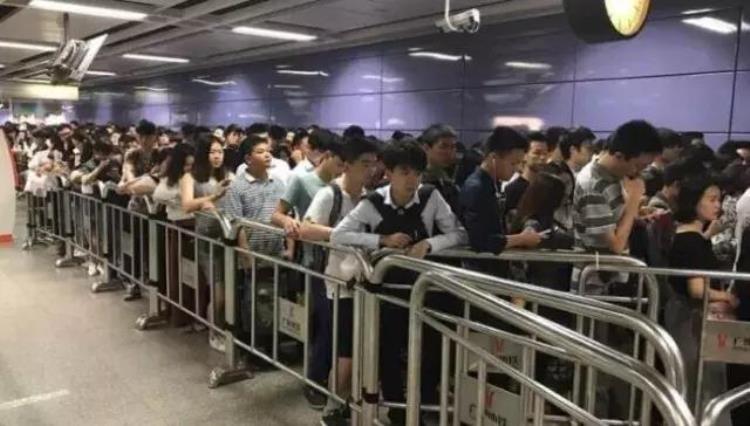 很多网友问广州地铁为什么那么挤人「很多网友问广州地铁为什么那么挤」