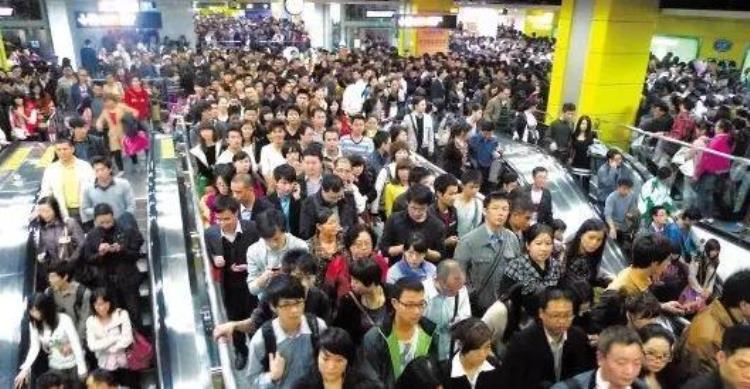 很多网友问广州地铁为什么那么挤人「很多网友问广州地铁为什么那么挤」