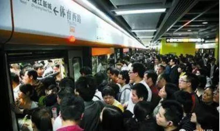 很多网友问广州地铁为什么那么挤人「很多网友问广州地铁为什么那么挤」