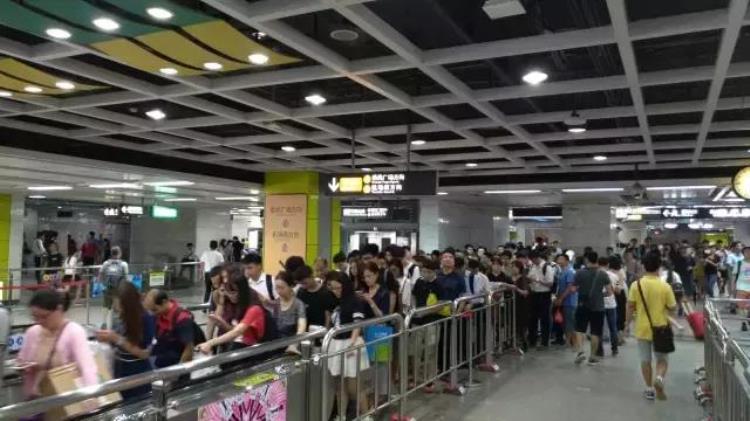 很多网友问广州地铁为什么那么挤人「很多网友问广州地铁为什么那么挤」