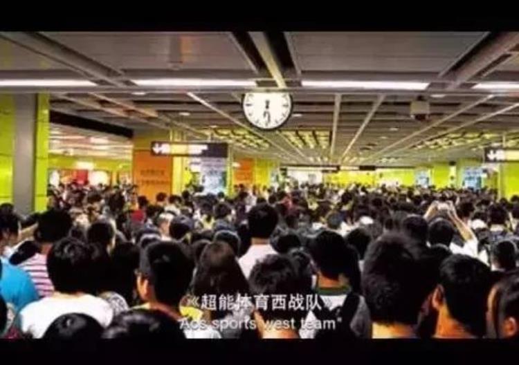 很多网友问广州地铁为什么那么挤人「很多网友问广州地铁为什么那么挤」