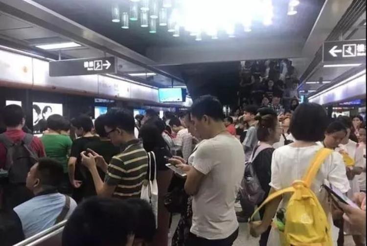 很多网友问广州地铁为什么那么挤人「很多网友问广州地铁为什么那么挤」