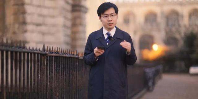 潘周聃搞笑模仿短（因一个甩头动作火了）(17)