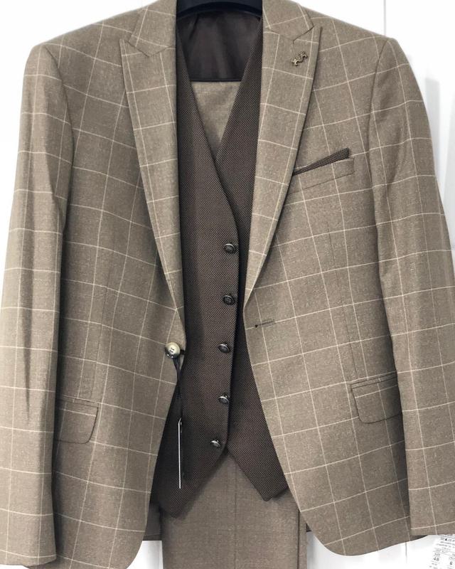 男士适合穿的休闲西装品牌有哪些（时尚品牌的华丽创意和潮流）(14)