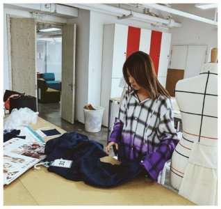 变形记里那个每天花销上万、吃饭都要人喂的16岁女孩,现在如何了