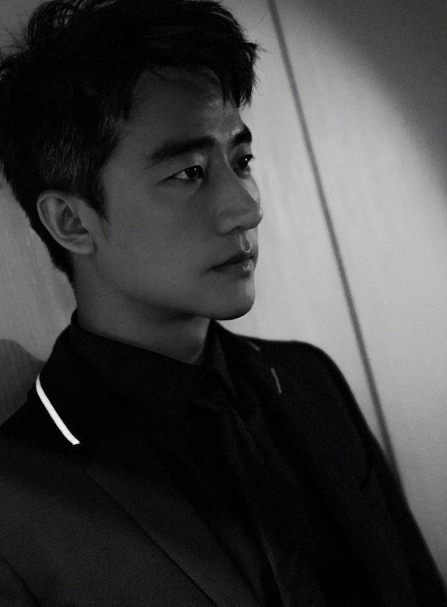 黄轩恋情曝光,他晒图拍了拍女朋友承认,网友赞他有担当