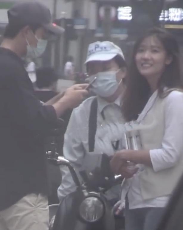 黄轩恋情曝光,他晒图拍了拍女朋友承认,网友赞他有担当