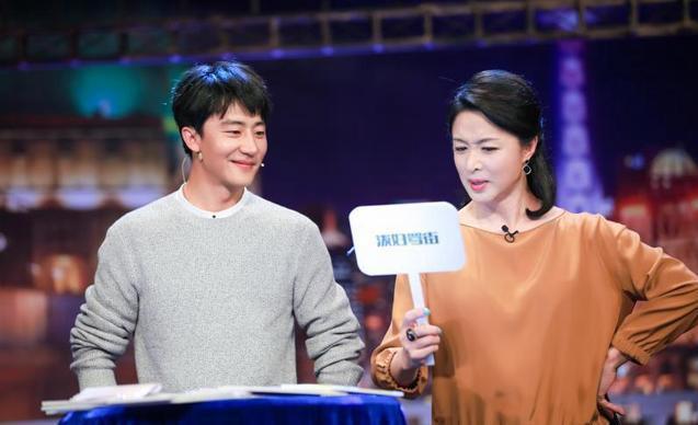 黄轩恋情曝光,他晒图拍了拍女朋友承认,网友赞他有担当