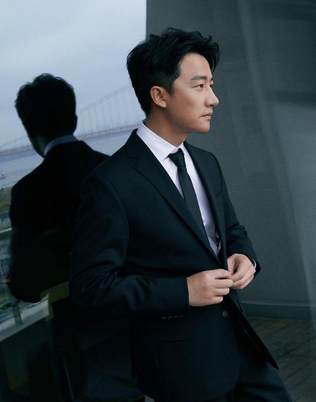 黄轩恋情曝光,他晒图拍了拍女朋友承认,网友赞他有担当