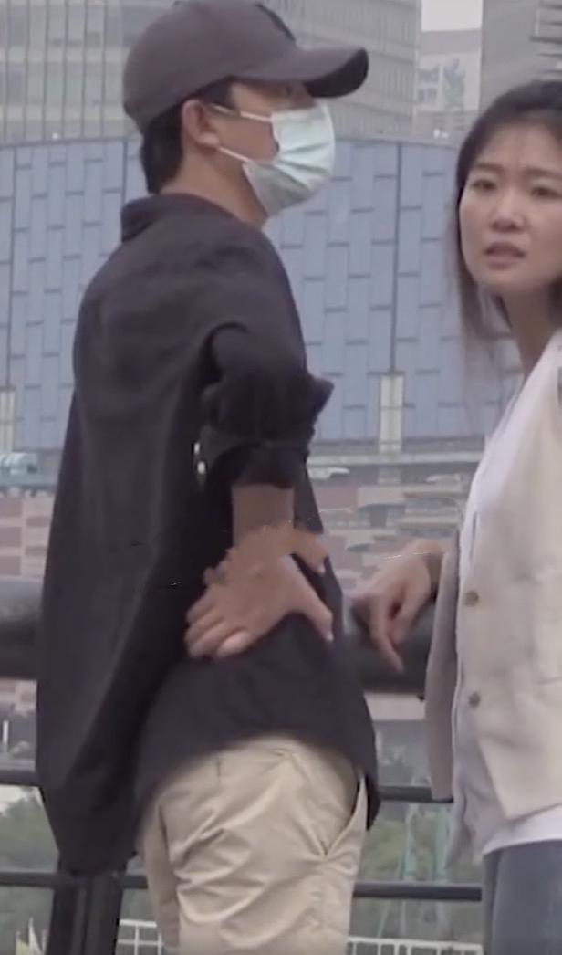 黄轩恋情曝光,他晒图拍了拍女朋友承认,网友赞他有担当