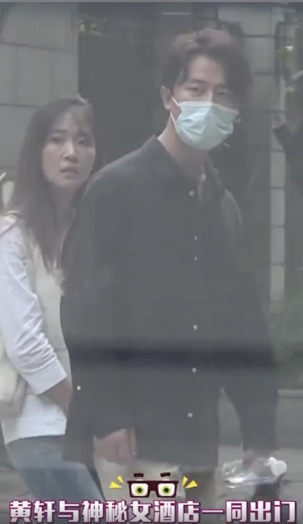 黄轩恋情曝光,他晒图拍了拍女朋友承认,网友赞他有担当