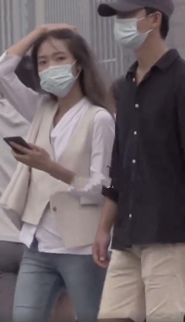 黄轩恋情曝光,他晒图拍了拍女朋友承认,网友赞他有担当