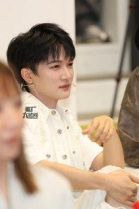 《音乐缘计划》在@新浪举办活动,周深获得独特“折耳根”花束,单依纯为其点