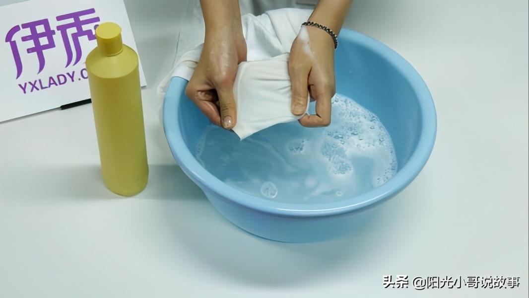 白裤子上的油渍怎么去除(白色衣服上的油渍怎么去除小窍门)